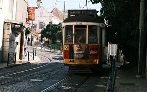 lisboa rua pessoas transportes carris eletrico autocarro bus