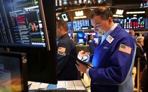 Wall Street afasta conflito EUA-Irão e fecha no verde. Tesla dispara 8%