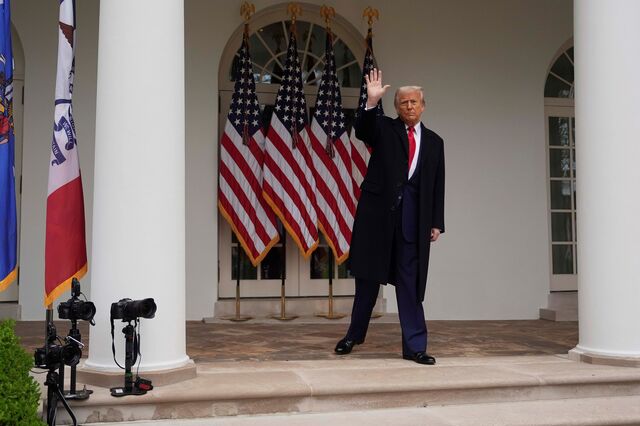 Maiores detentores da 'memecoin' de Trump lutam por um lugar à mesa e fazem valor disparar