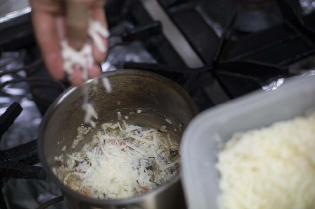 Produtores de queijo parmesão italiano consideram tarifas de Trump 'absurdas'