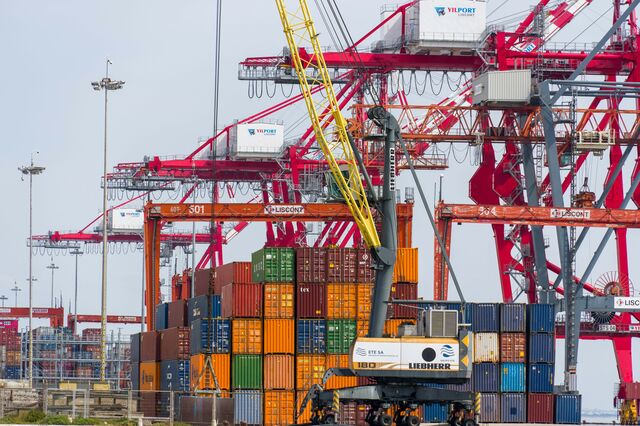 Exportações aumentam 2,5% e importações 12,1% em maio 