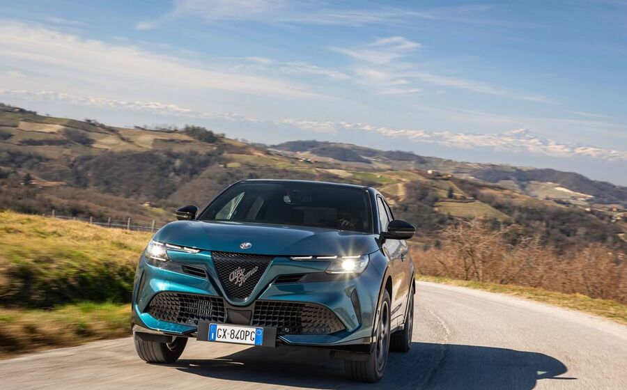 Alfa Romeo Junior Ibrida. Q4 para caminhos mais difíceis Alfa Romeo.mp4