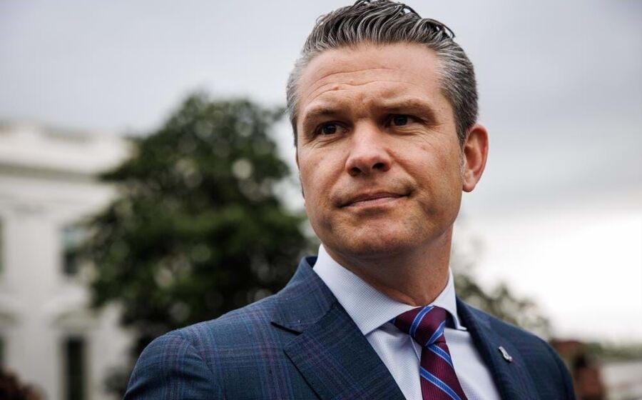 Pete Hegsteh parece um daqueles vendedores de atoalhados que frequentam as feiras.