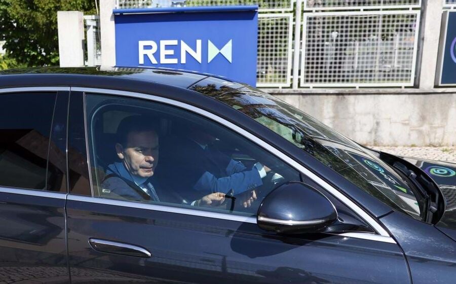 Luís Montenegro à saída da REN após apagão