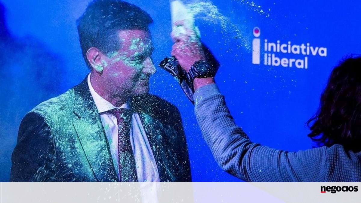 Green Paint Attack on IL Leader Rui Rocha During Lisbon Rally Sparks Debate on Freedom and Activism