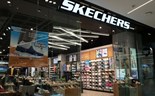 Fundo de milionário brasileiro compra Skechers por 8,3 mil milhões de euros. Ações sobem 25%