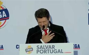 O momento em que André Ventura leva a mão ao peito e ao pescoço e cai inanimado no palco