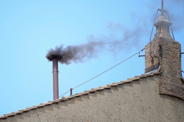 Conclave: Fumo negro na chaminé do Vaticano no início do segundo dia de votação