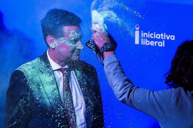 Rui Rocha atingido com tinta verde durante comício em Lisboa