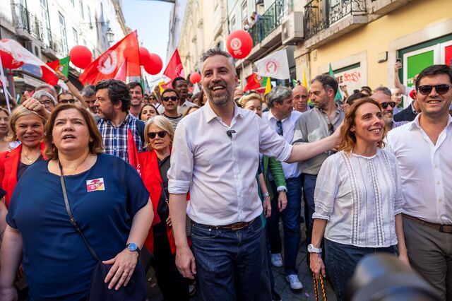 'Que ninguém fique em casa', pede Pedro Nuno após descer o Chiado