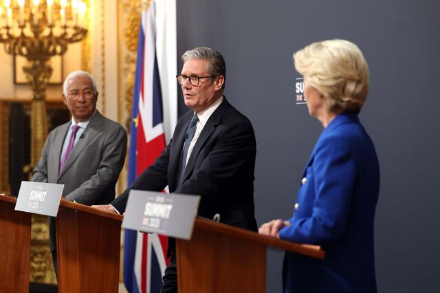 Cinco anos após Brexit, Londres reduz barreiras comerciais mas cede nas pescas à UE