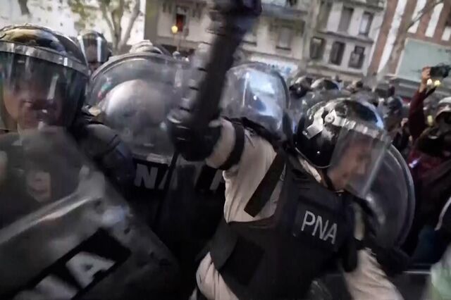 Novos confrontos entre reformados e polícia na Argentina