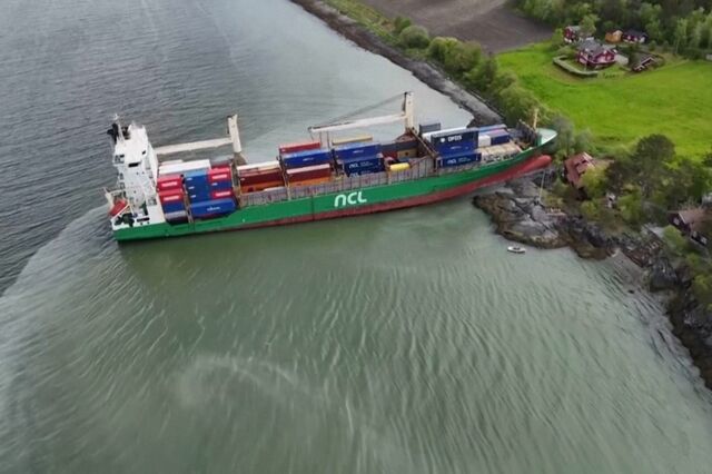 Porta-contentores com 135 metros encalha a poucos metros de casa na costa da Noruega