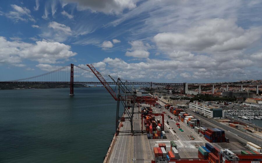 Exportações para os Estados Unidos apoiadas pelas encomendas.