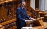 Orador discursa no Parlamento português