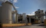 Vista exterior da fábrica da Iberol com tanques e tubagens