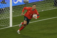Cristiano Ronaldo sorri com a bola de futebol na mão
