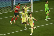 Futebolistas celebram golo em jogo internacional