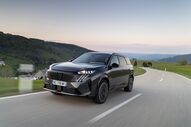 Peugeot E-3008 e E-5008 Dual Motor em estrada rural