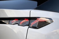 Detalhe da lanterna traseira do Peugeot E-3008 ou E-5008 Dual Motor
