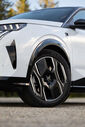 Detalhe do pneu e jante do Peugeot E-3008, modelo elétrico com motor duplo
