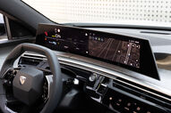 Painel do novo Peugeot E-3008 com funcionalidades de condução e infoentretenimento