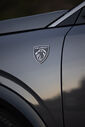 Emblema Peugeot num veículo E-3008 ou E-5008 Dual Motor