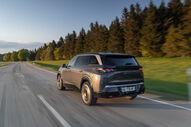 Peugeot E-5008 em circulação na estrada, modelo de motor duplo