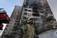 Incêndio em Teerão após ofensiva militar de Israel contra o Irão. Líderes pedem contenção