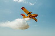 Avião Canadair combate incêndios. Avincis fornece meio aéreo por 24,6 milhões
