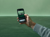Škoda Enyaq surge no ecrã de um smartphone, destacando design e experiência de condução