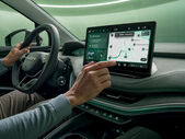 Laura ajuda o condutor Skoda Enyaq com o sistema de navegação