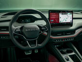 Interior do Skoda Enyaq com informações para Laura e mapa de navegação