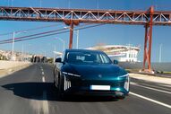 Forthing S7 circula em Lisboa com a Ponte 25 de Abril em fundo