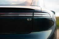 Detalhe da traseira do Forthing S7, um sedan elétrico de luxo chinês