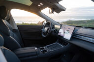 Interior luxuoso do Forthing S7, com vista para a costa