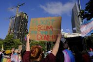 Protesto contra fascismo em Haia durante cimeira da NATO com Trump