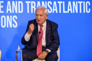 Jean-Pierre Raffarin defende soberania militar da Europa como aliada dos EUA