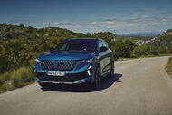 Automóvel Renault Austral azul numa estrada montanhosa