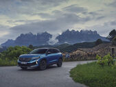 Um carro azul estacionado junto a uma estrada perto de Montserrat