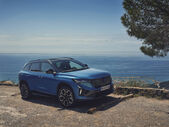 Automóvel Renault azul com vista para o mar e o céu azul