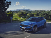 Carro azul estacionado perto de campo de golfe e montanhas