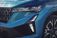 Detalhe do design moderno e arrojado de um carro azul