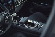 Interior de um carro com carregamento de smartphone e ecrã de infoentretenimento