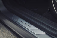 Detalhe da soleira da porta com a marca Alpine