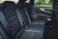 Bancos traseiros do carro mostram conforto e design moderno