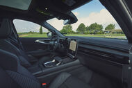 Interior de carro moderno com estofos em pele preta e ecrã de navegação