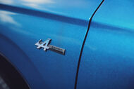 Emblema 'Esprit Alpine' num carro azul