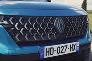 Detalhe da grelha e matrícula de carro azul