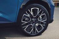 Detalhe da roda de um Renault, com pneu Michelin
